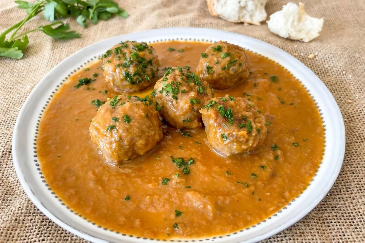 Albóndigas en salsa española al horno 14 Albóndigas en salsa española al horno espolvoreadas con perejil
