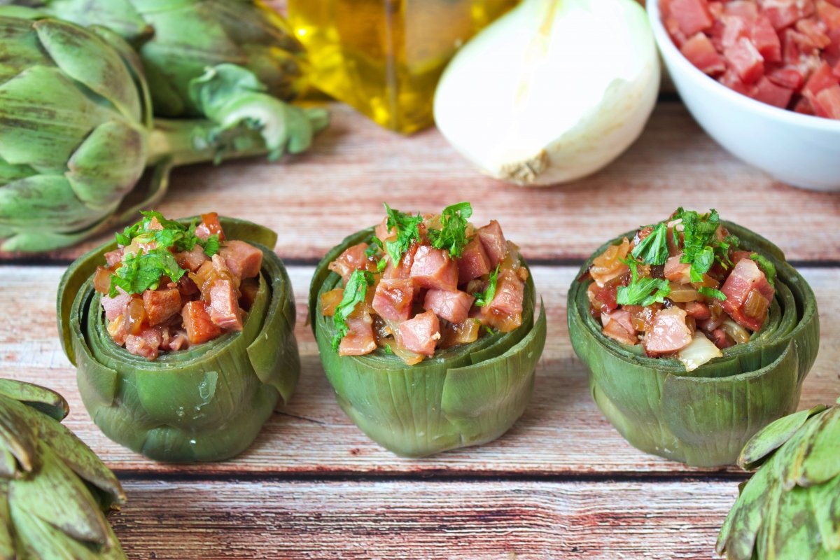 Alcachofas rellenas de jamón con perejil picado