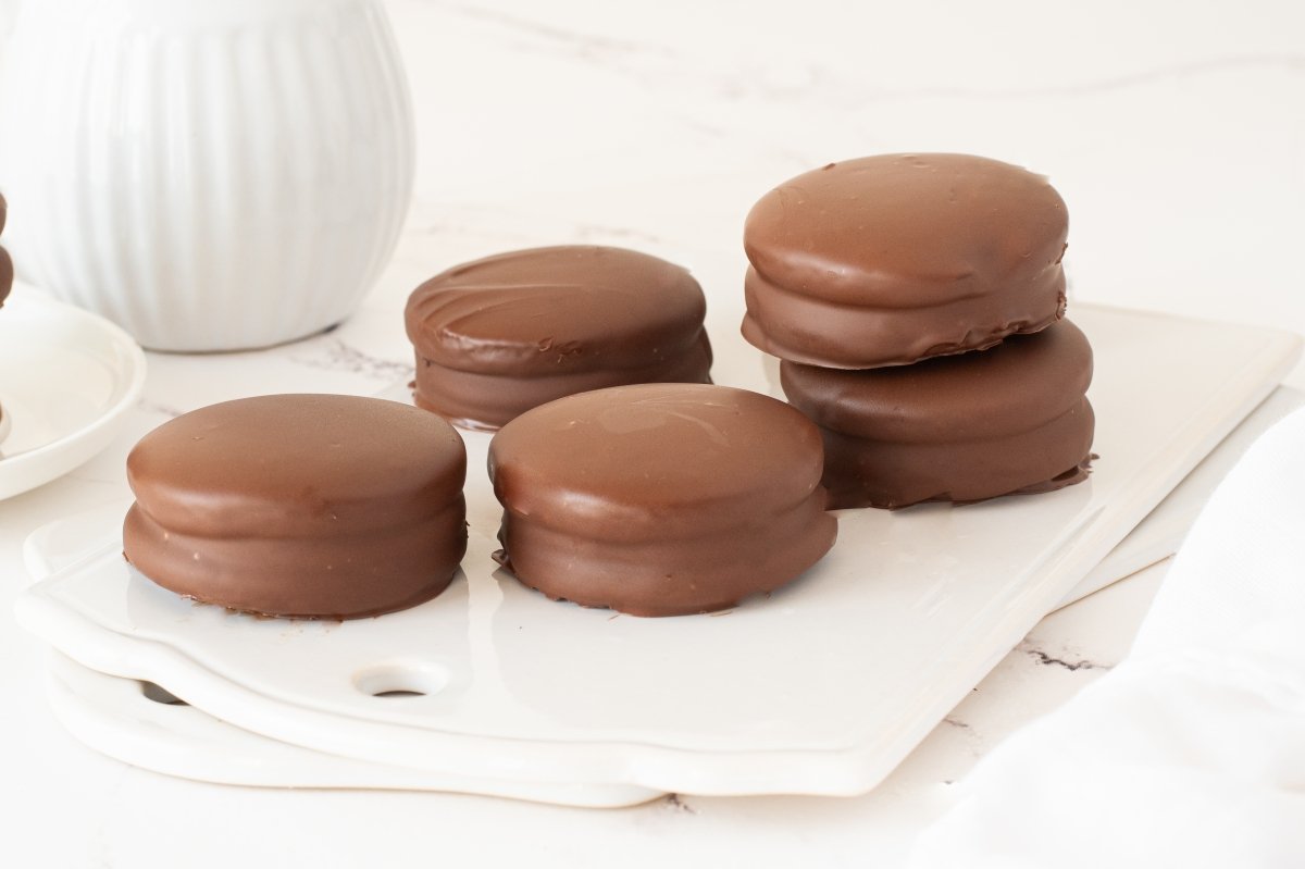 Alfajores de chocolate listos para servir