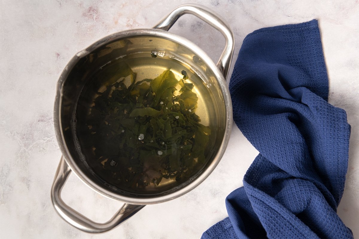 Alga wakame en el caldo dashi para la sopa de miso
