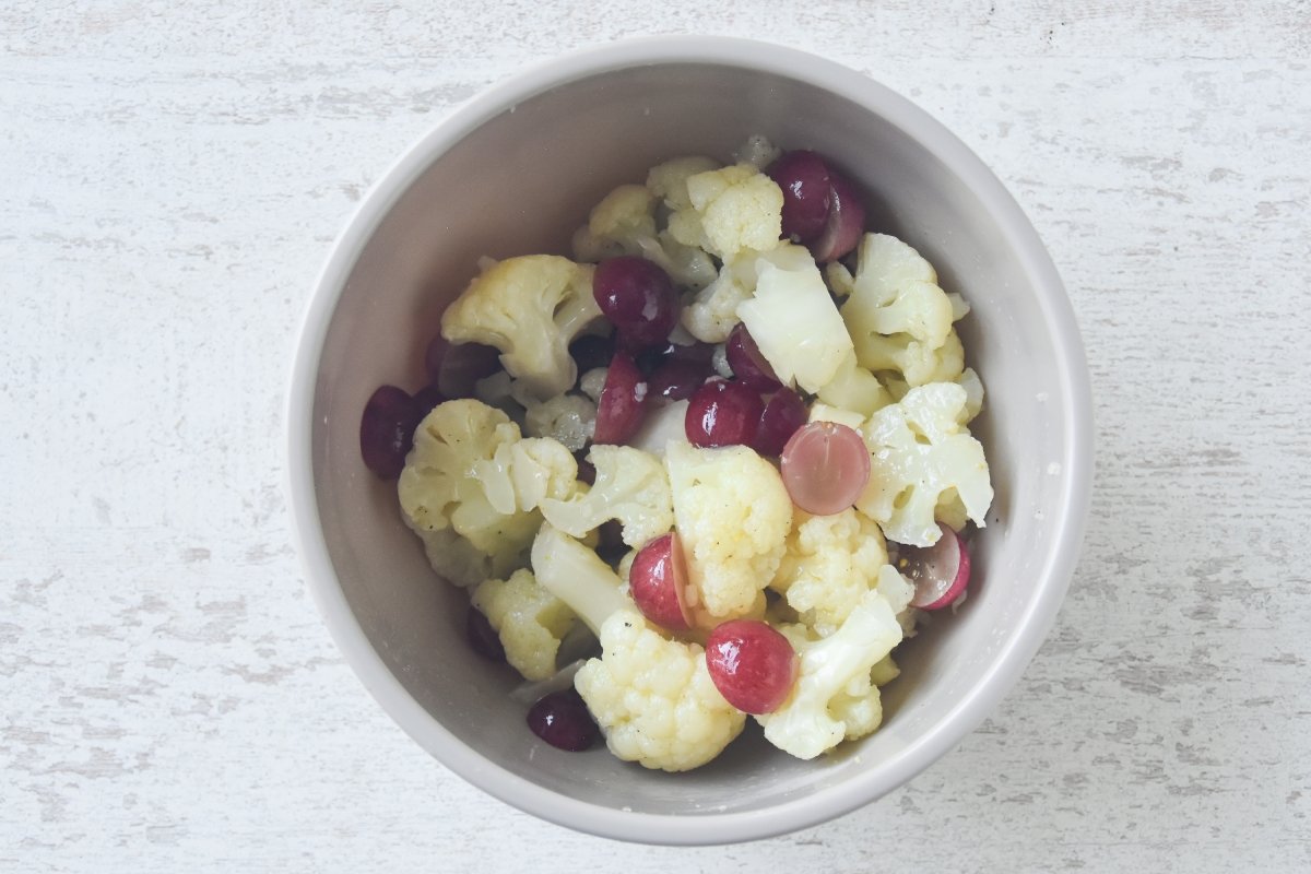 Aliñamos la coliflor con las uvas