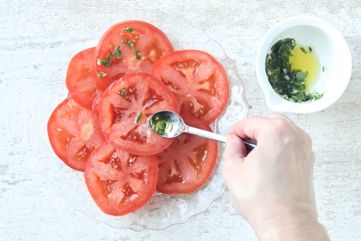 Aliñamos los tomates con la mezcla preparada