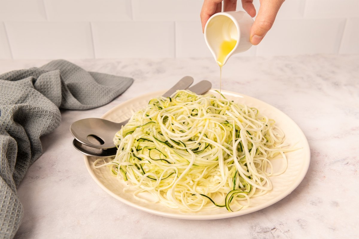 Aliñando los zoodles de calabacín