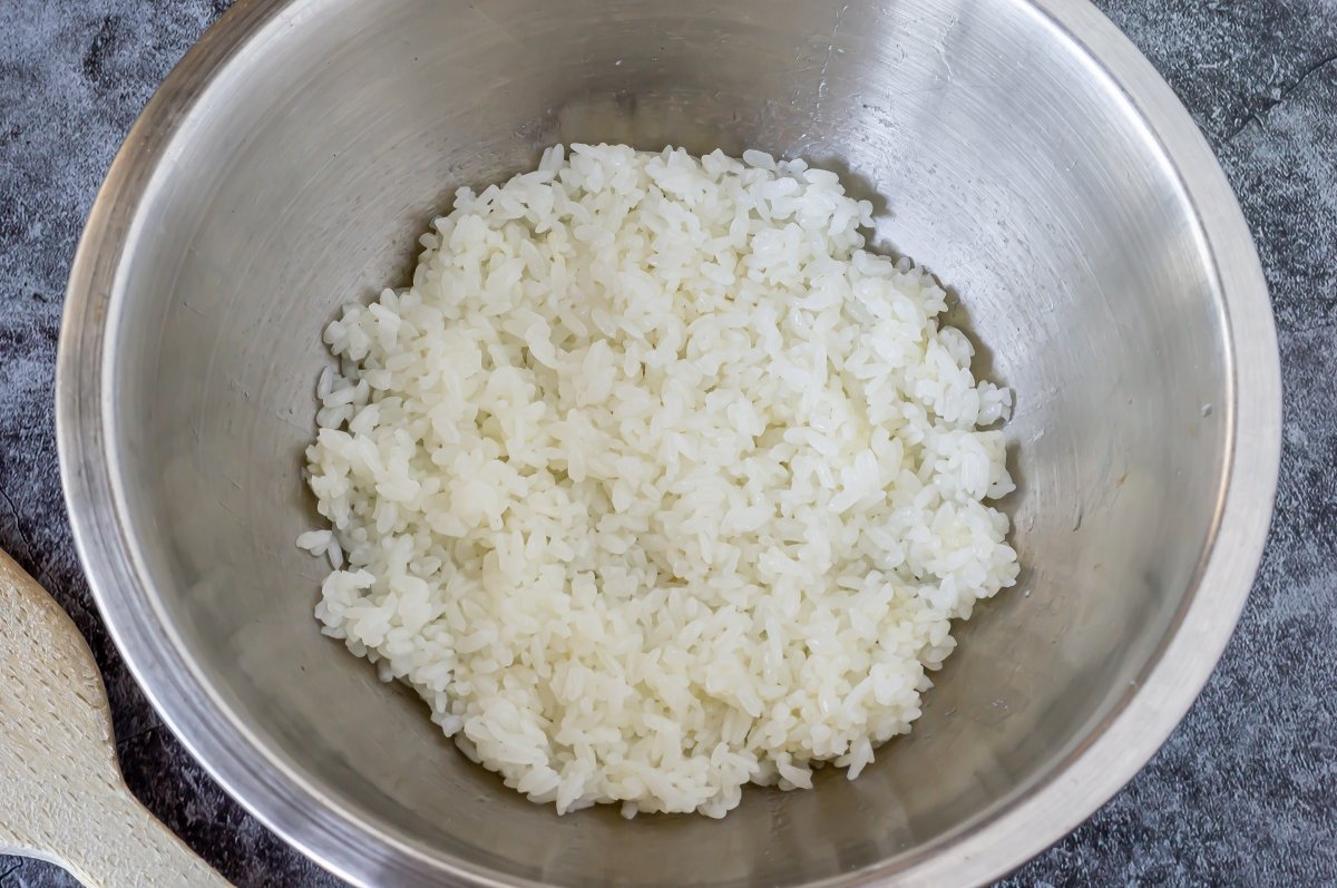 Aliñar el arroz para el maki acevichado