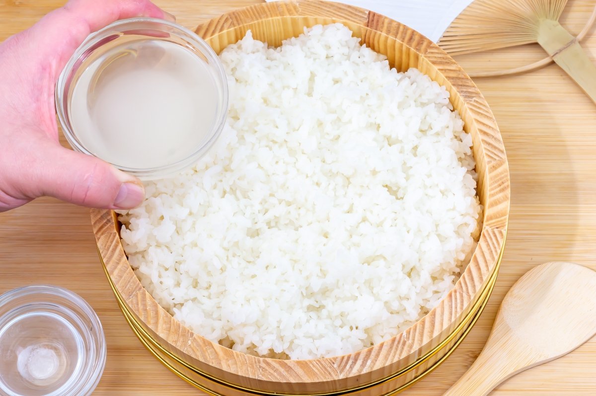 Aliñar el arroz para sushi