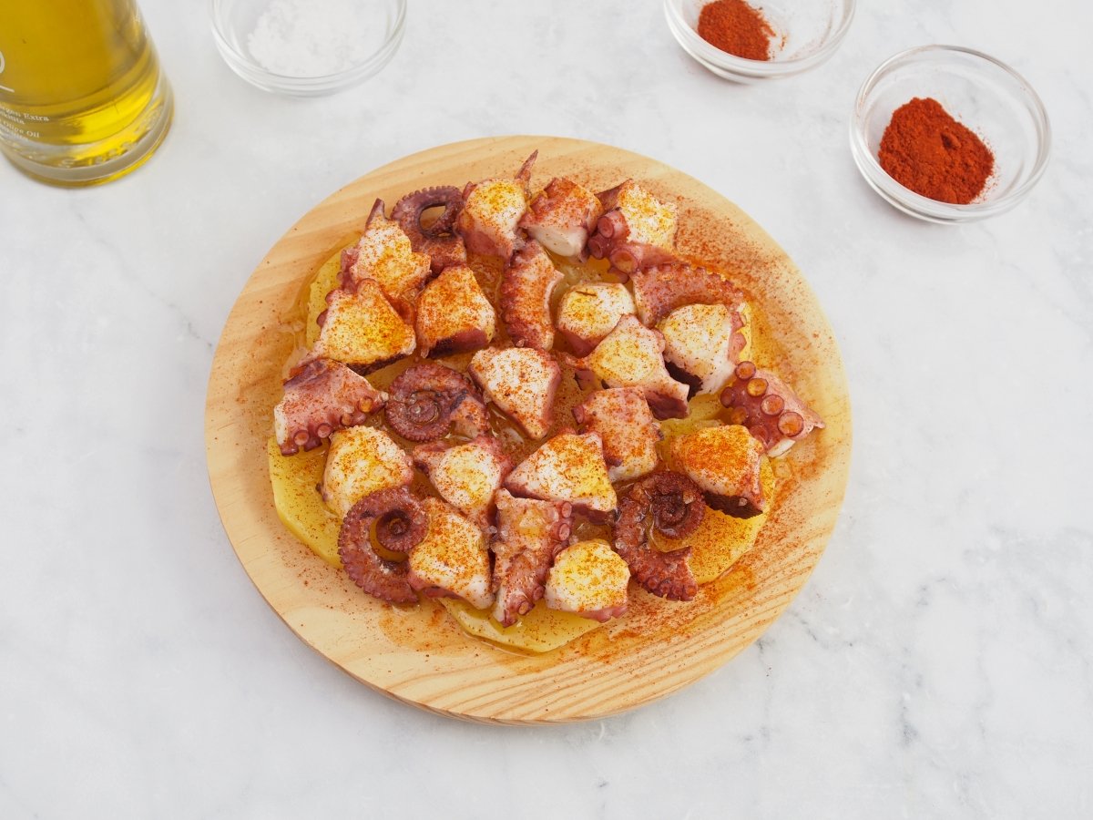 Aliñar el pulpo a la gallega