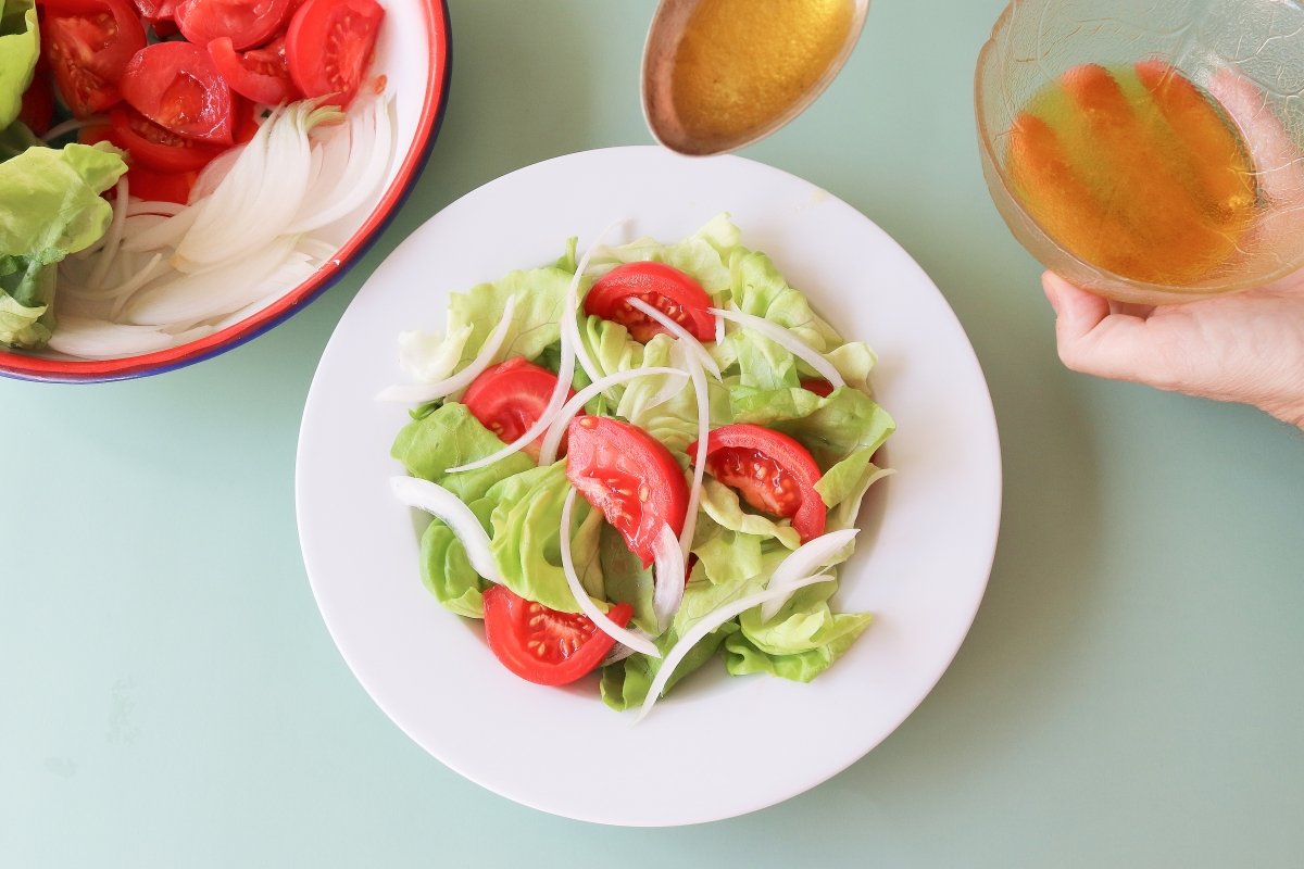 Lettuce and tomato salad dressing