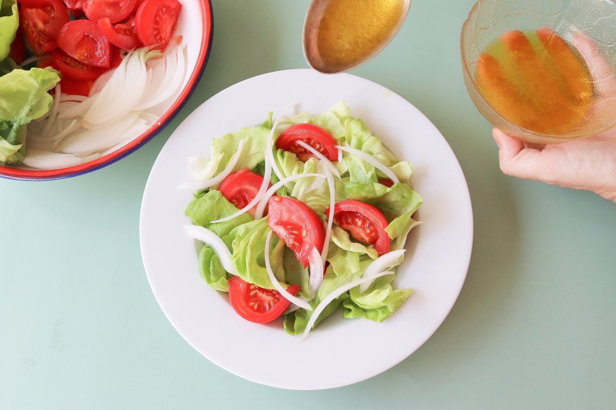 Aliñar ensalada de lechuga y tomate