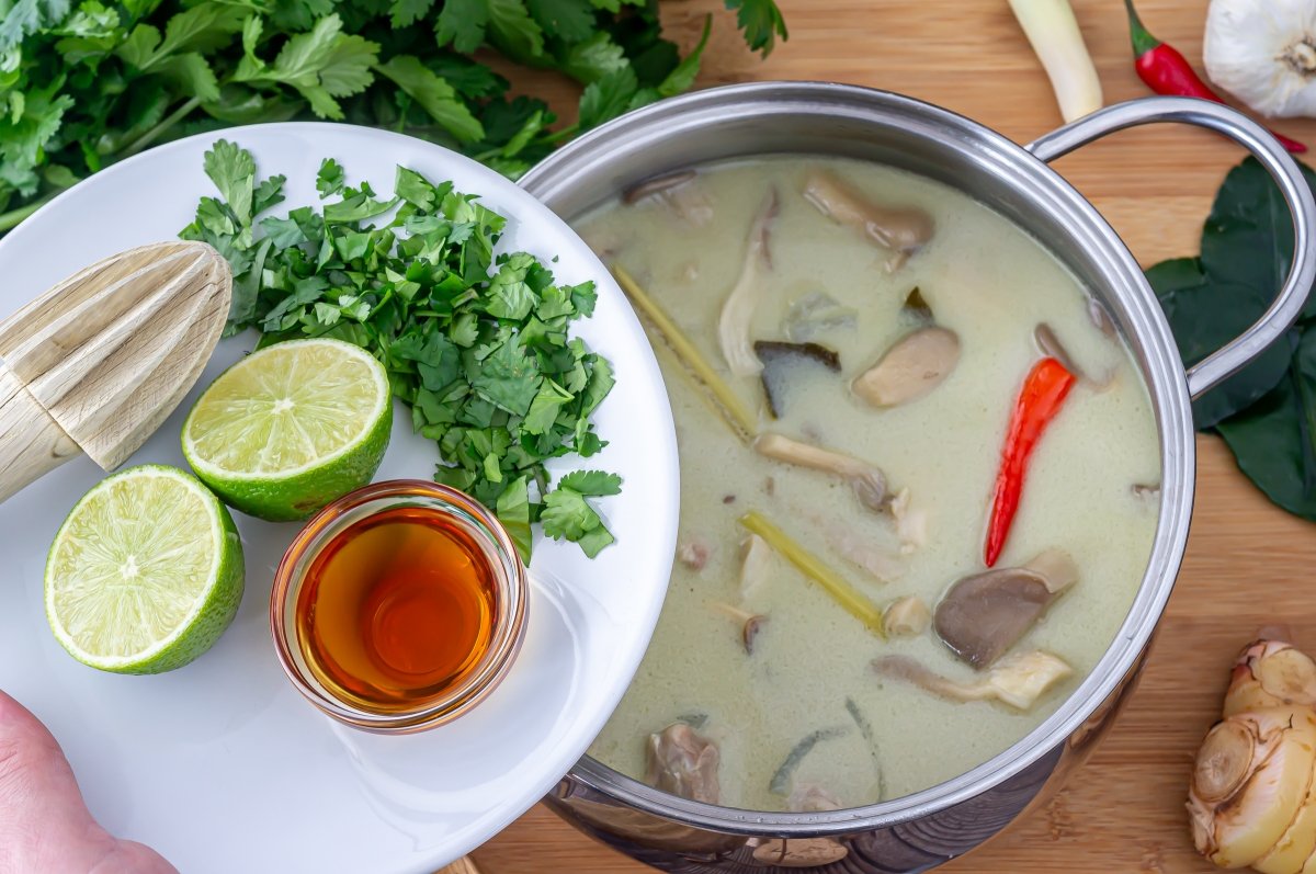Aliñar la sopa tom kha kai