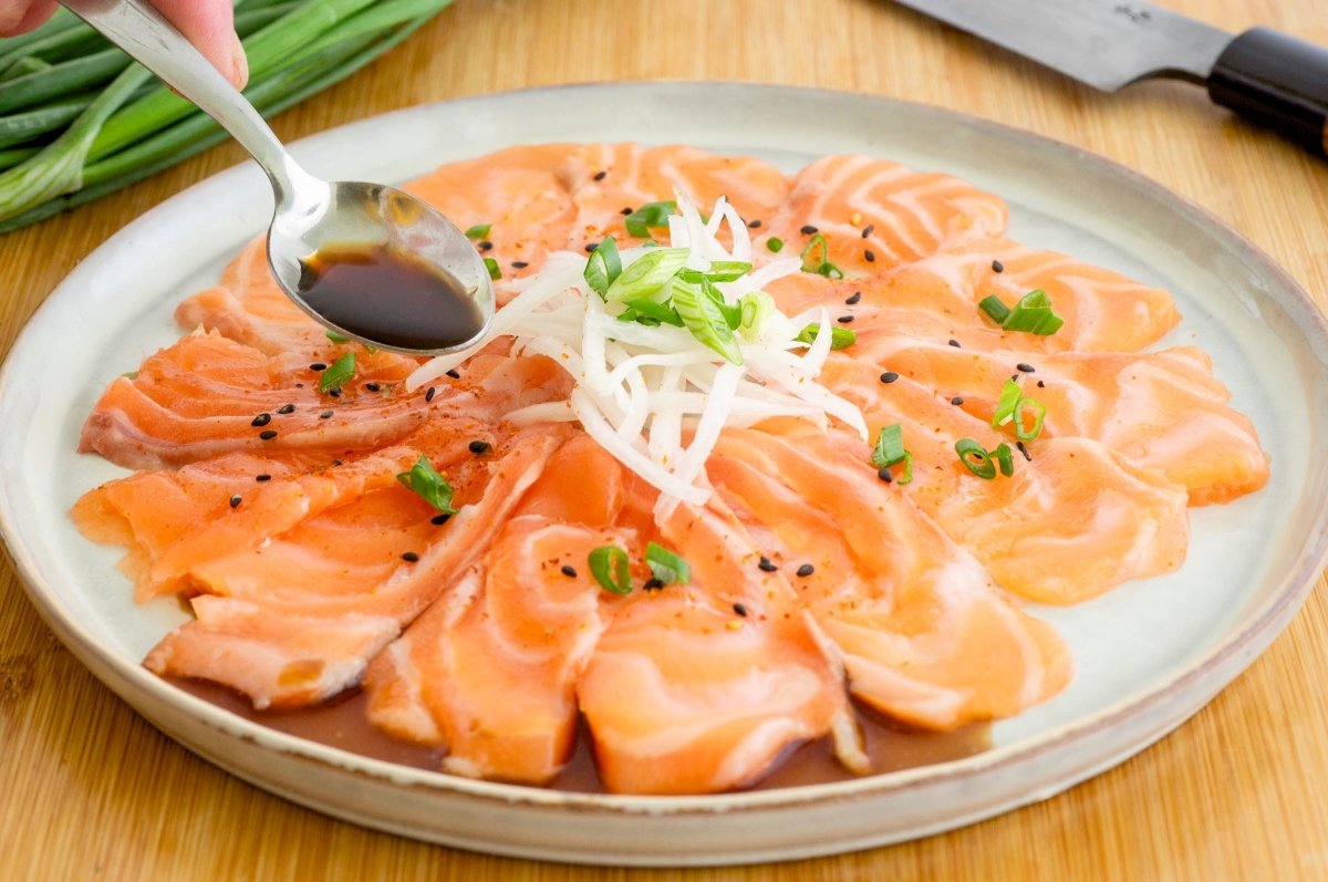 Aliñar y decorar el usuzukuri de salmón