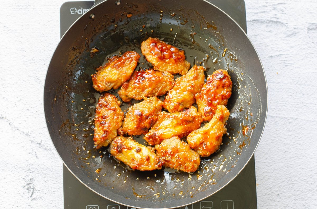 Alitas de pollo al estilo coreano en el wok