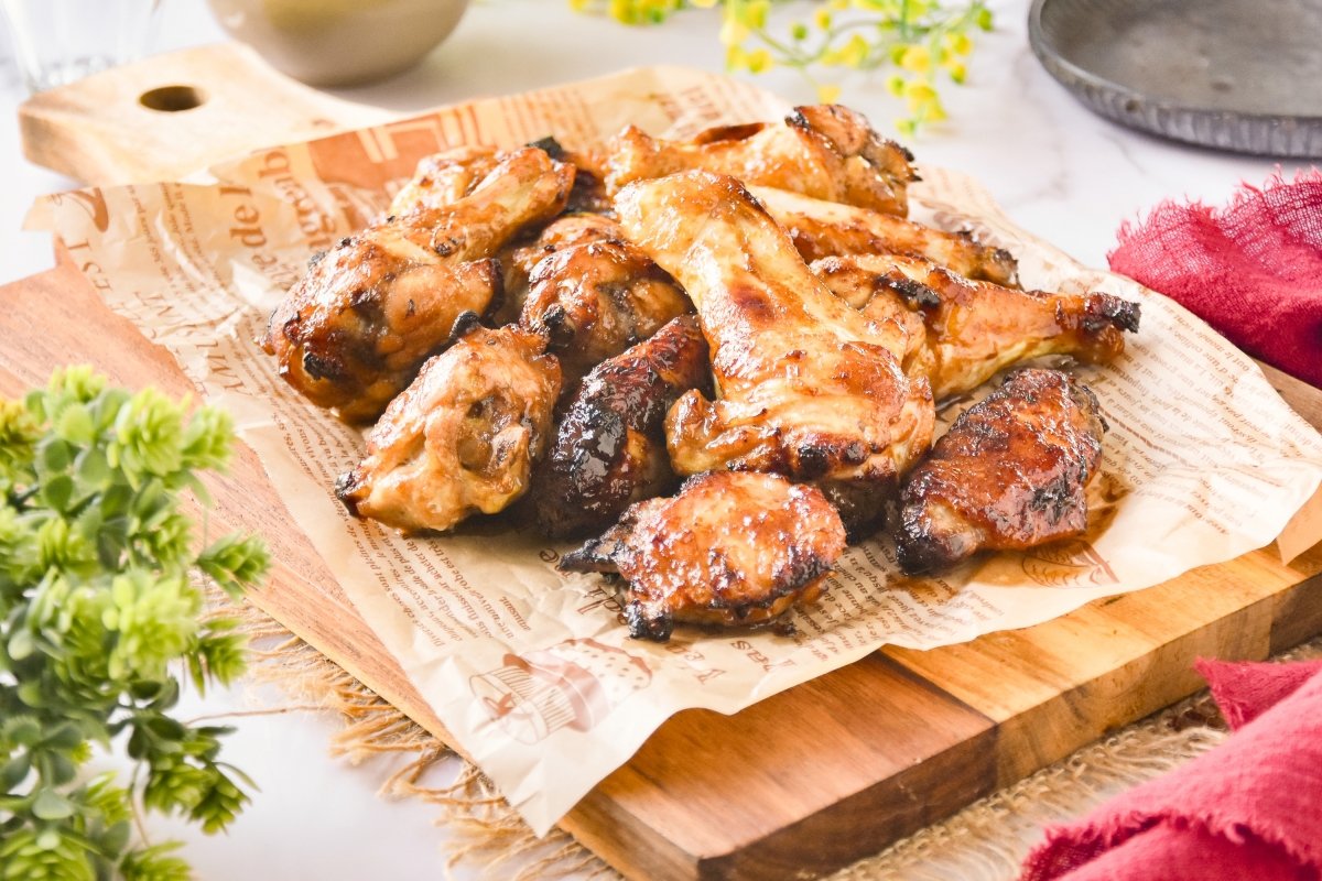 Alitas de pollo con salsa de soja listas para comer