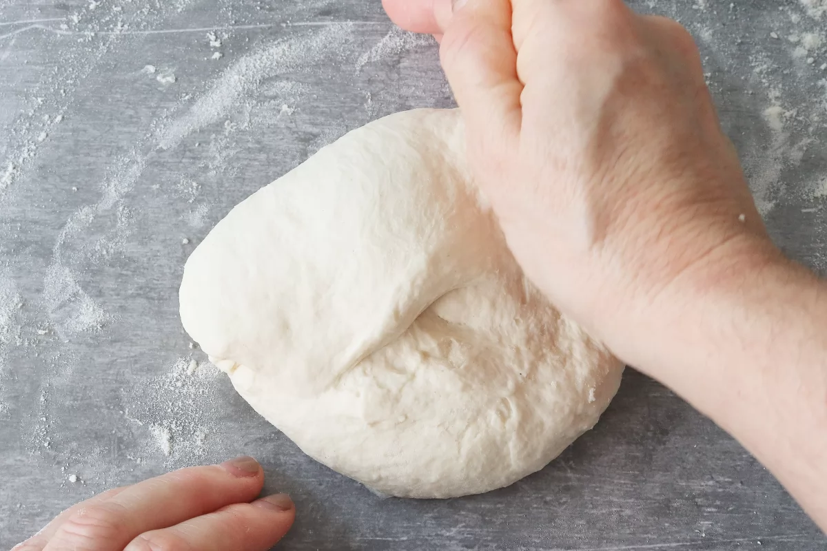 Amasado en la mesa de la masa de la pizza *