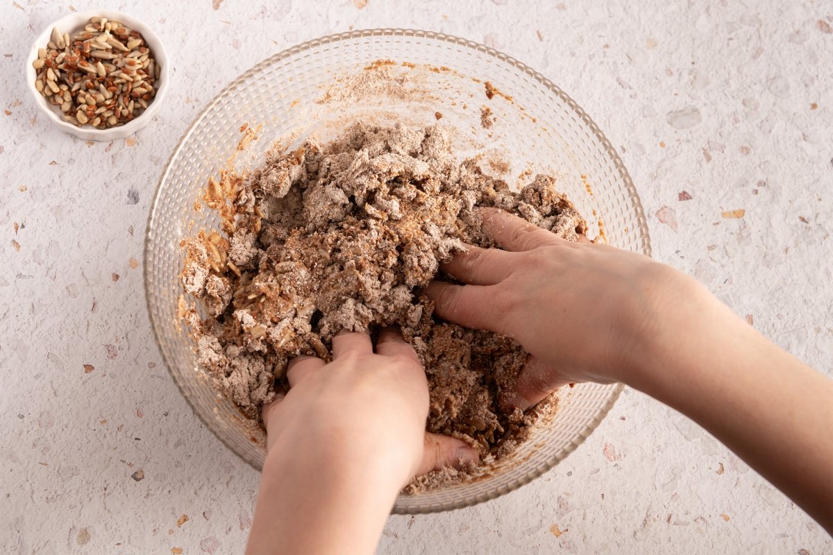 Amasando la mezcla para hacer pumpernickel