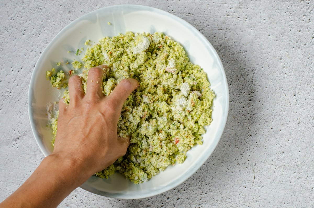 Amasando la pasta de falafel con las manos