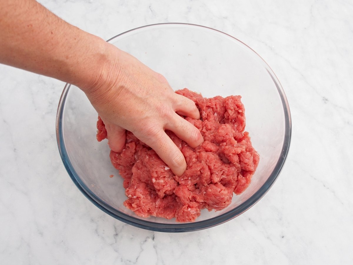 Knead the beef with other ingredients to make a hamburger