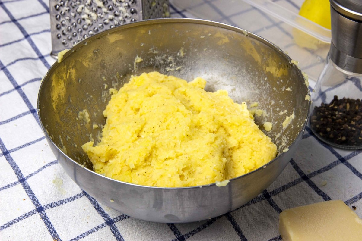 Knead the potato croquette dough