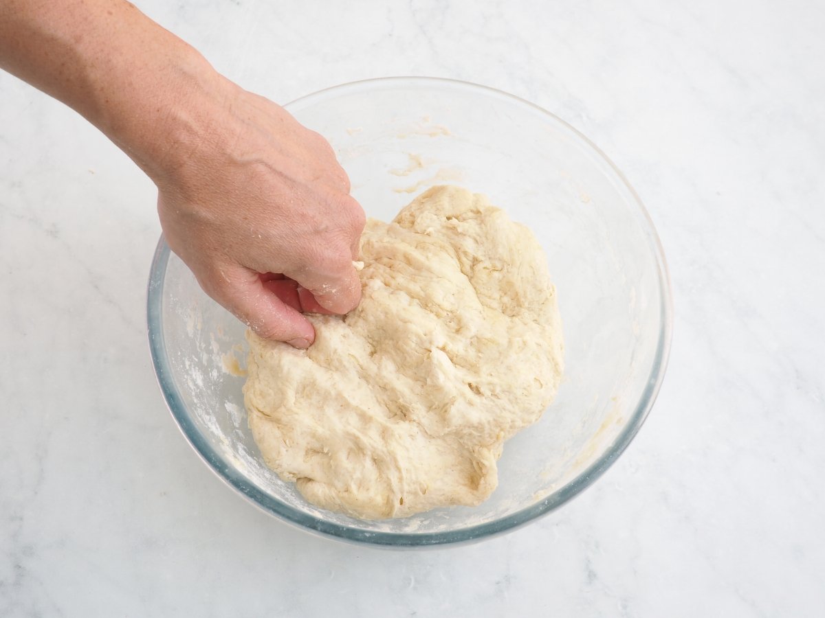 Amasar la masa de la empanada