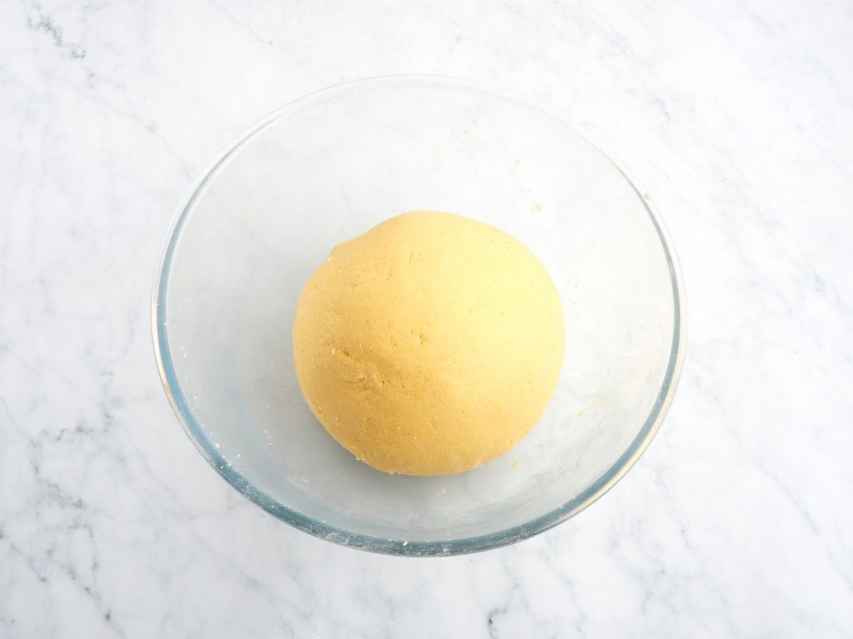 Amasar la masa de las arepas