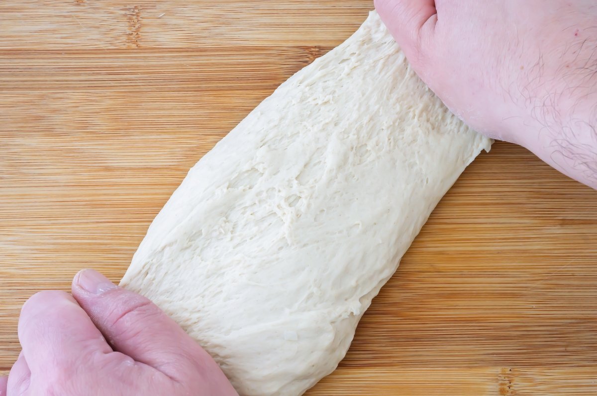 Amasar la masa de los baozi