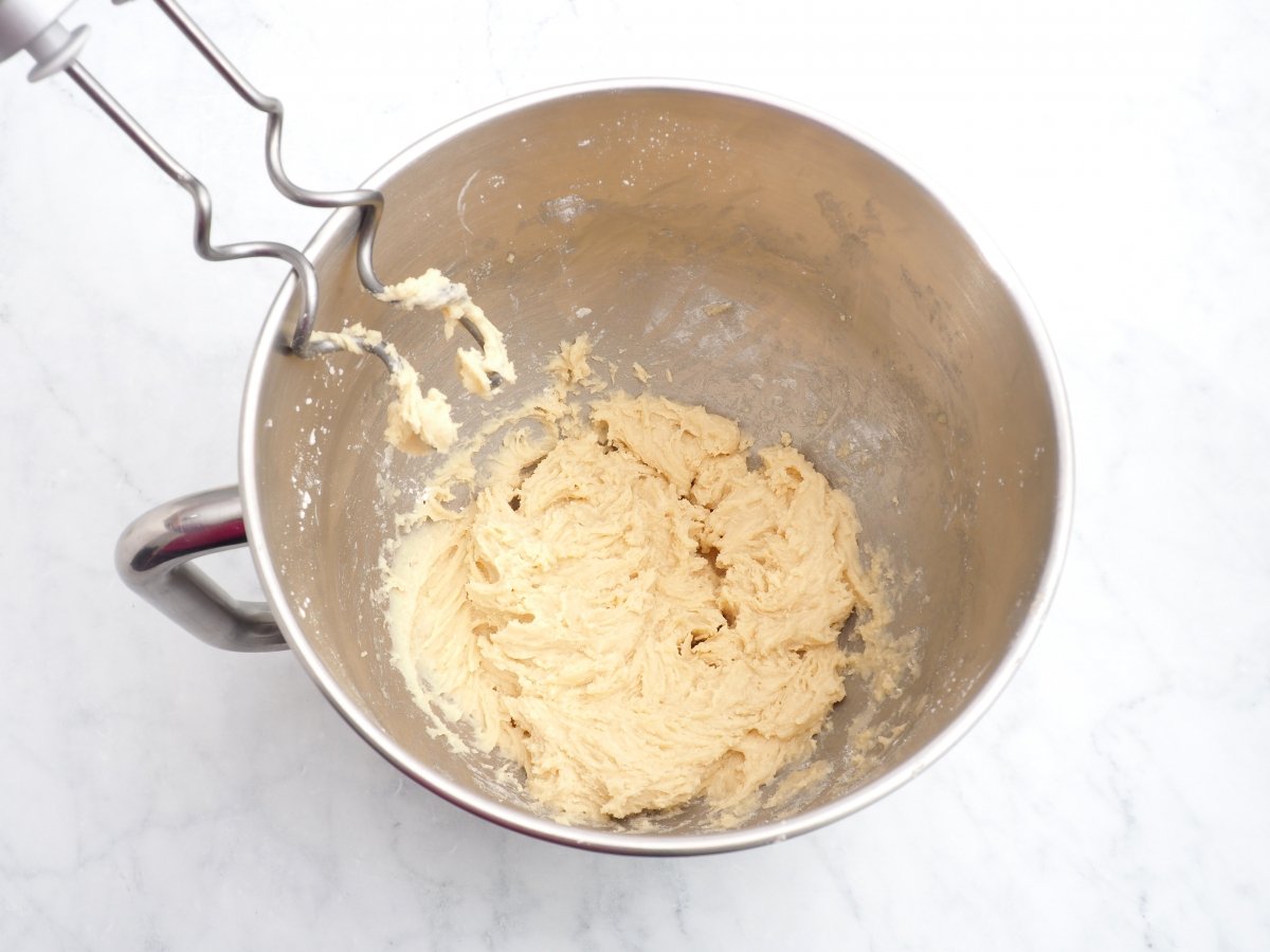 Amasar la masa de los donuts sin gluten