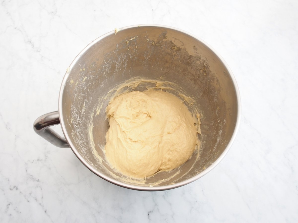 Amasar los ingredientes secos con los líquidos para la proia de Pontedeume