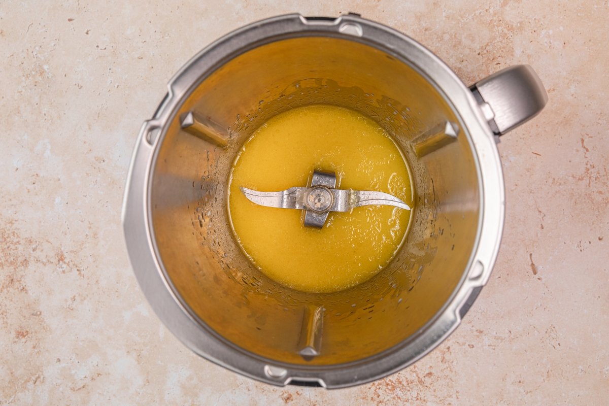 Añadiendo aceite a la masa de empanada en Thermomix