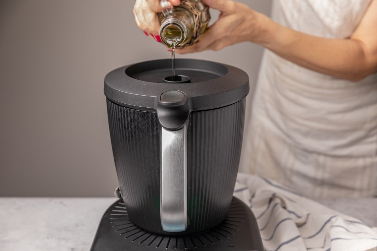Añadiendo aceite a la mayonesa en Thermomix