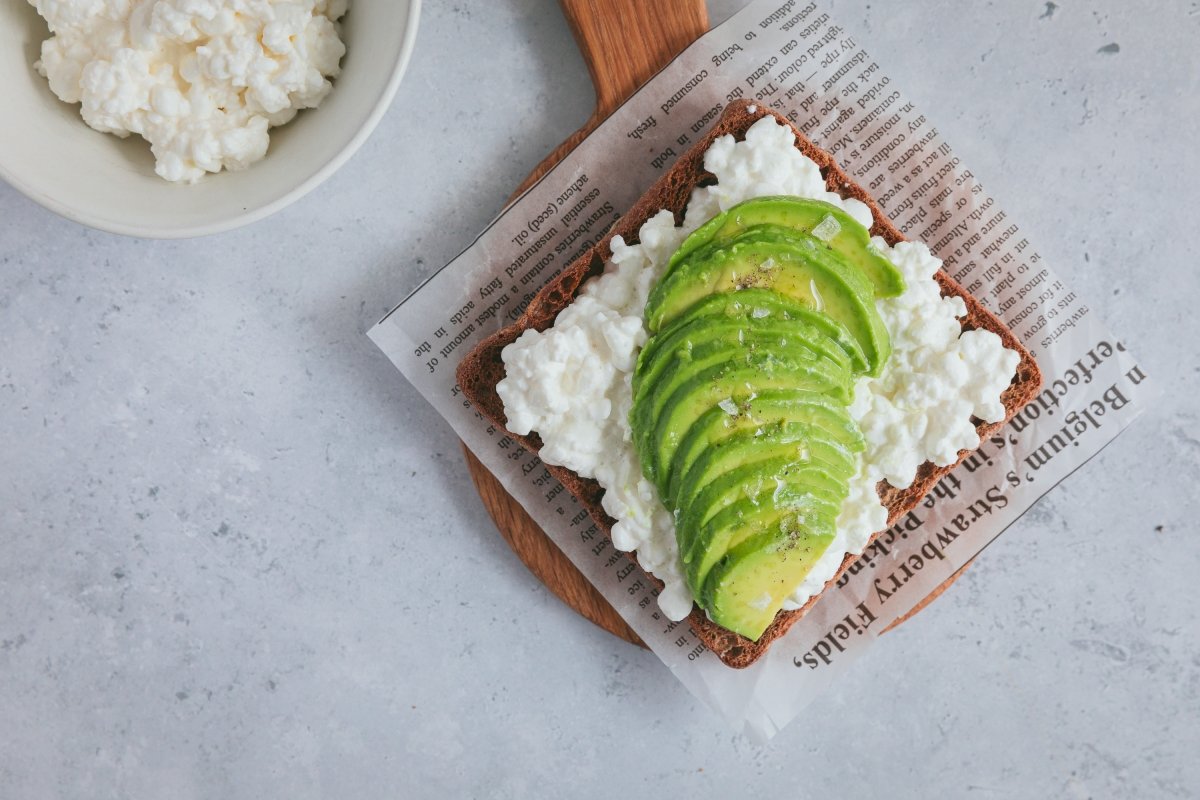 Añadiendo aguacate a la tostada de queso cottage y aguacate