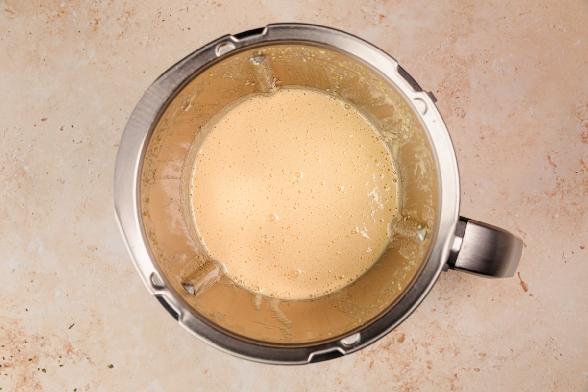 Añadiendo almendra a la tarta de Santiago en Thermomix