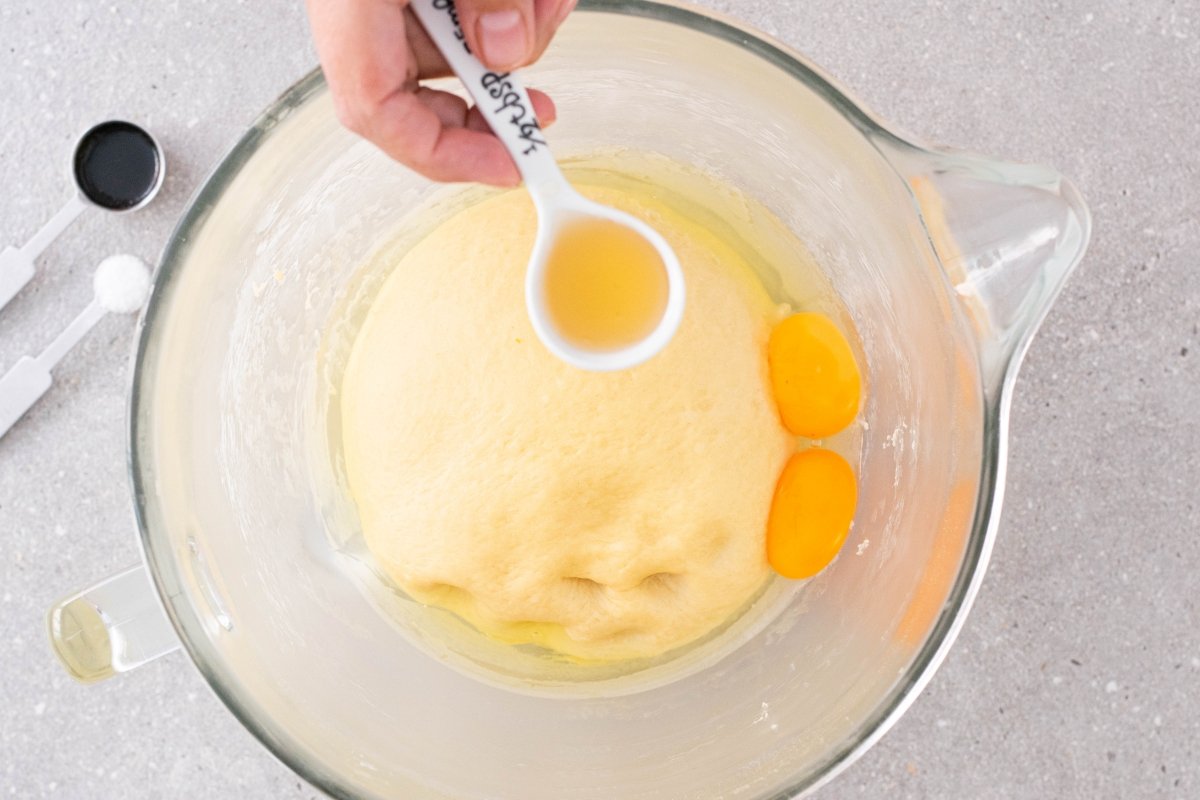 Añadiendo azúcar con los huevos a la masa final