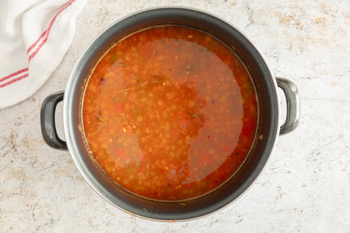 Añadiendo caldo al gazpacho de mero