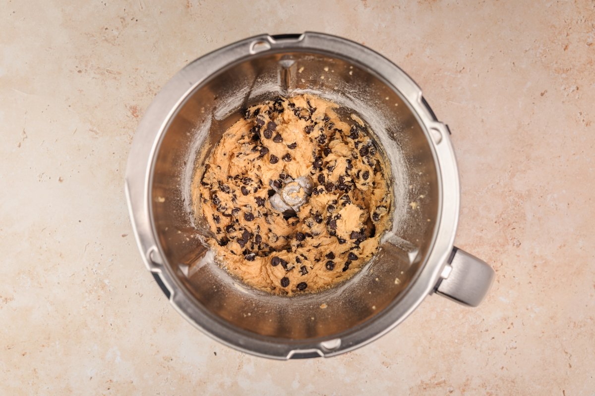 Añadiendo chocolate a las cookies americanas en Thermomix