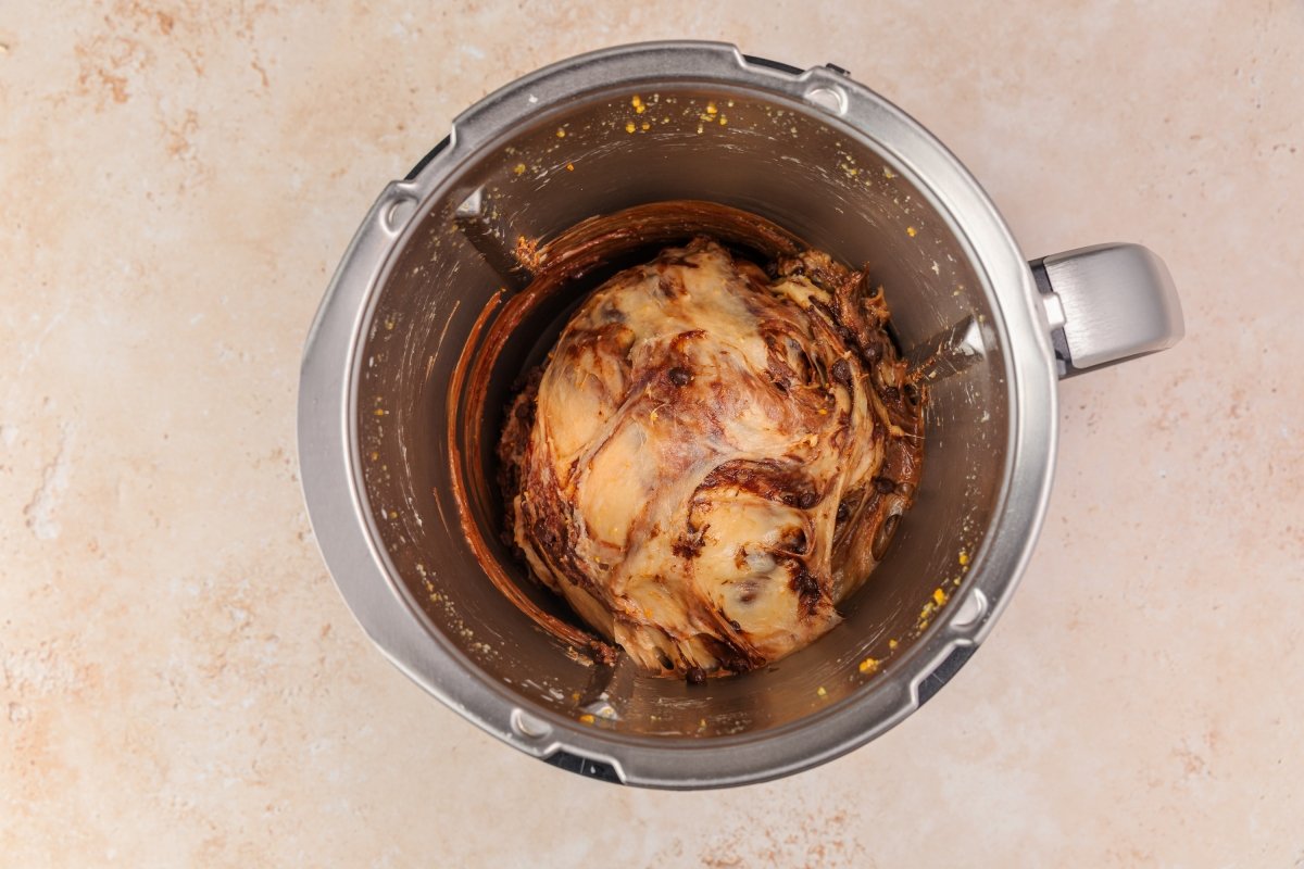 Añadiendo chocolate al panettone en Thermomix