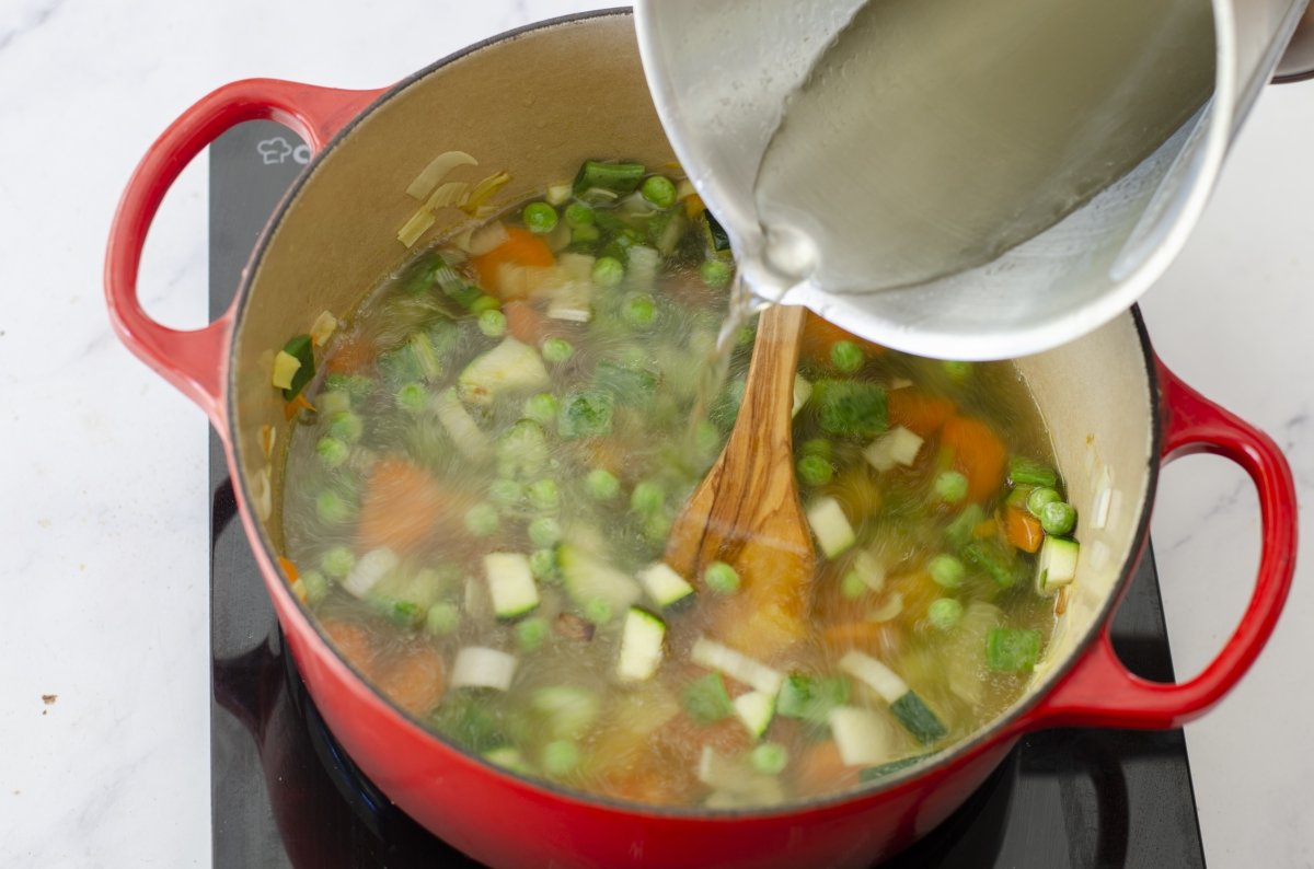 Añadiendo el caldo a la sopa