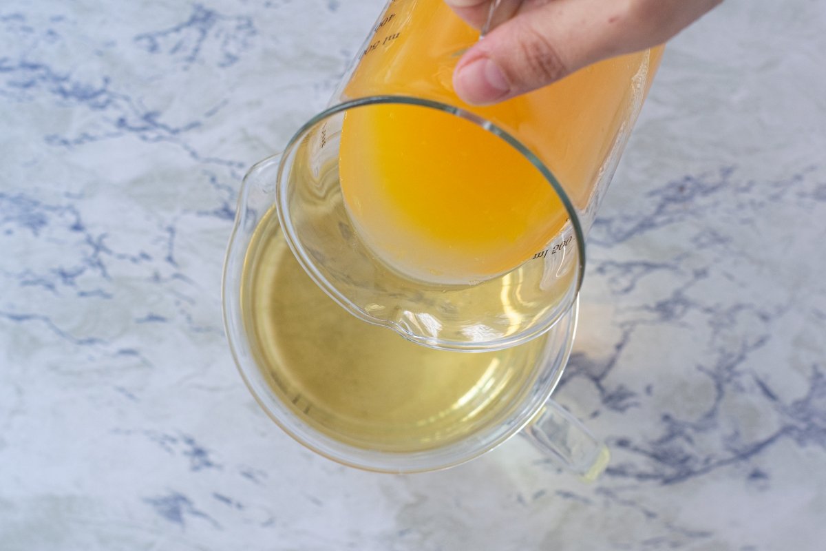 Añadiendo el zumo de naranja a esa agua de Valencia