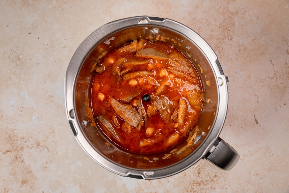Añadiendo garbanzos a los callos veganos con y sin Thermomix