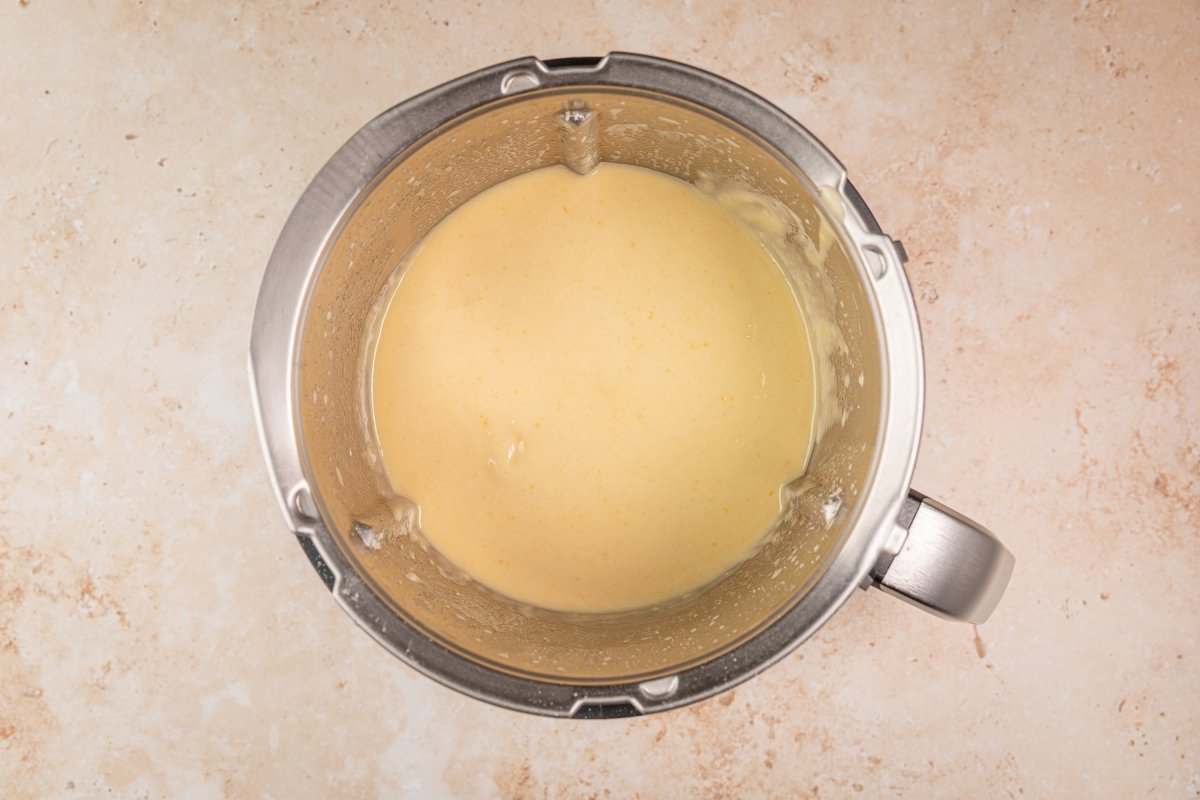 Añadiendo gaseosa a la coca de llanda en Thermomix