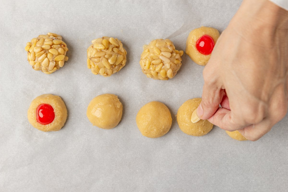 Añadiendo guindas y almendras a los panellets en Thermomix