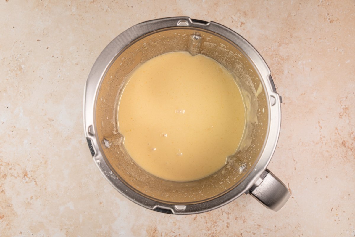 Añadiendo harina a la coca de llanda en Thermomix