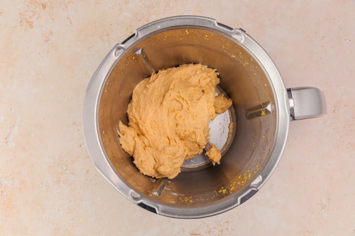 Añadiendo harina al panettone en Thermomix