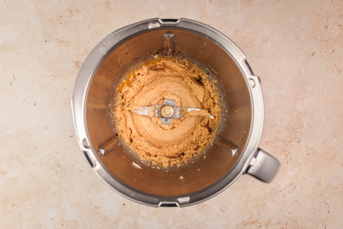 Añadiendo huevo a las cookies americanas en Thermomix