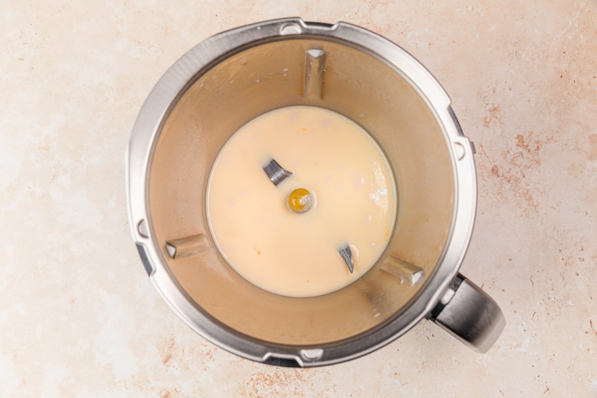 Añadiendo huevo y levadura a los donuts con Thermomix