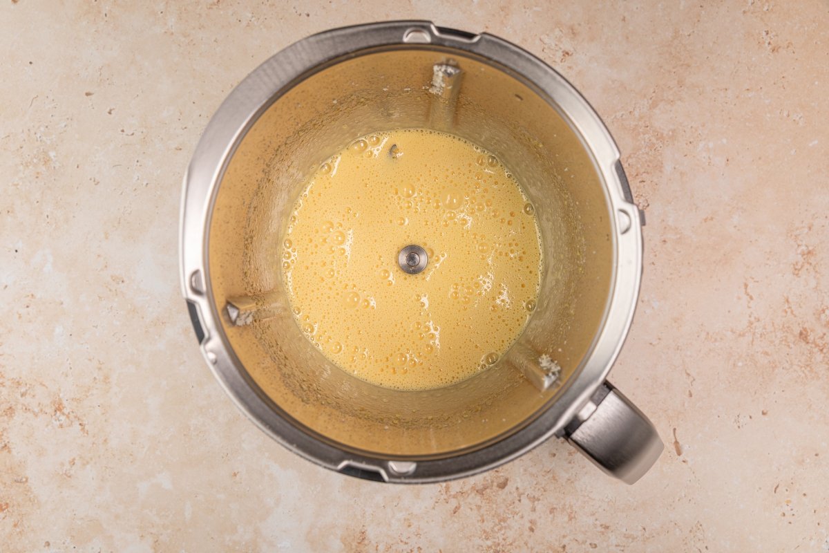 Añadiendo huevos a la coca de llanda en Thermomix