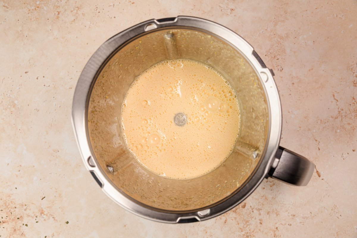 Añadiendo huevos a la tarta de Santiago en Thermomix