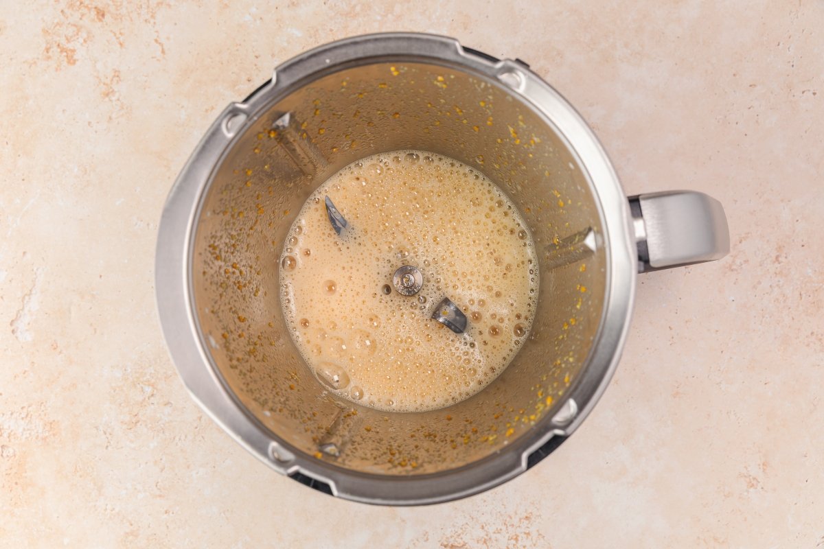 Añadiendo huevos al panettone en Thermomix