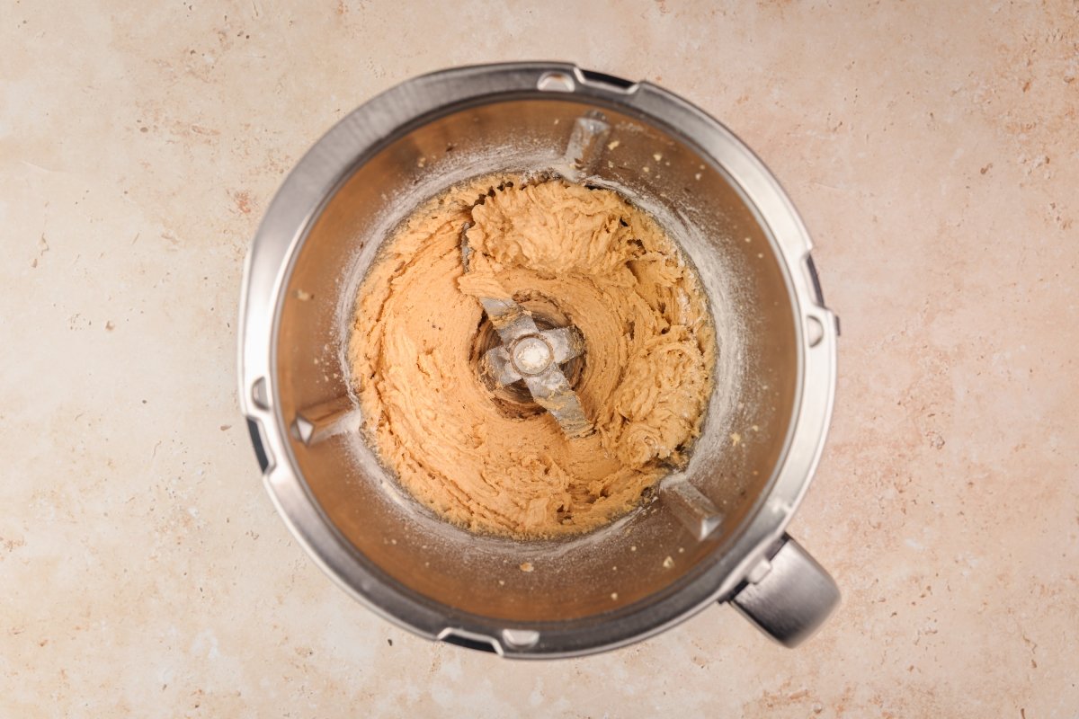 Añadiendo ingredientes secos a las cookies americanas en Thermomix
