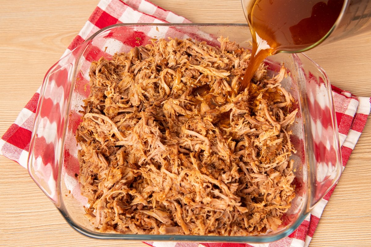 Añadiendo jugo al pulled pork en Crock Pot