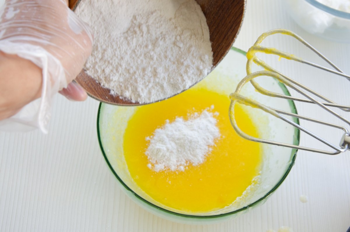 Adding the flour to the mass of cat's tongues