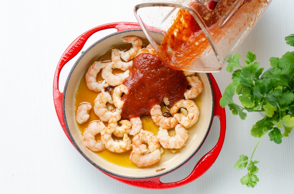 Add the sauce to the prawns to make camarones a la diabla